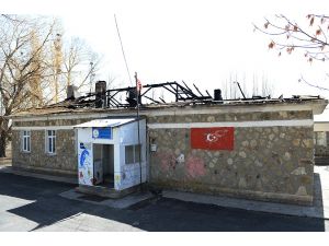 Vali Altıparmak, çatısı yanan köy okulunda incelemede bulundu