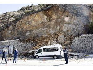 Gümüşhane’de Kayalar Park Halindeki Aracın Üzerine Düştü