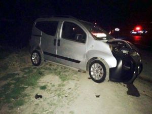Otomobil İle Hafif Ticari Araç Çarpıştı: İki Yaralı