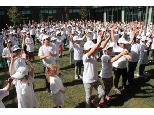 300 Çocuk Dans Ederek Spor Yaptı