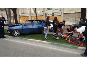 Bursa’da Ağaca Çarpan Araçta 2 Kişi Yaralandı