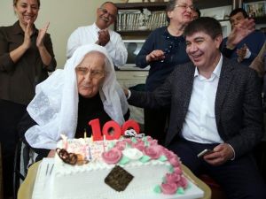 Emine Nine 100 Yaşında İlk Kez Doğum Günü Kutladı