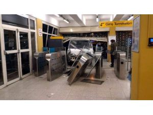 Bursa’da Hızını Alamayan Kamyonet Metro Durağına Daldı