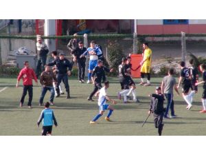 Yenilen futbolcular, rakip futbolculara tekme tokat saldırdı
