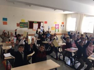 Sosyal Medya Kampanyasıyla Okula Kütüphane Kurdu