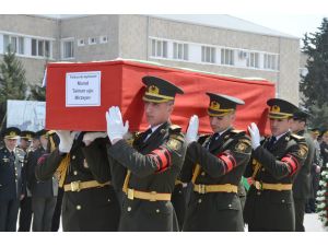 Azerbaycan şehitlerini törenle uğurladı