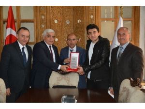 Başkan Kara, YGS’de Türkiye 90’ Ncısı Olan Dokuzluoğlu’nu Ödüllendirdi