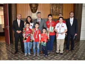 Vali Bektaş, Satranç Şampiyonasının Başarılı Sporcularını Ağırladı