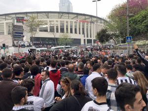 Vodafone Arena'da taraftarlar stada giriyor