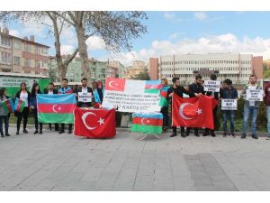 Azerbaycanlı Öğrenciler Şehitler İçin Niğde’de Helva Dağıttı