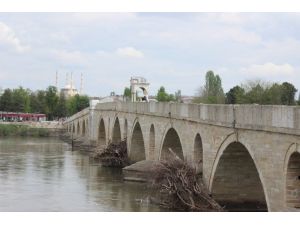 Tarihi Köprü Ayaklarının Temizlenmesi İsteği