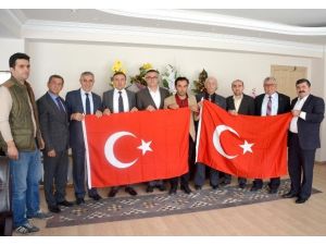 Kula Ve Selendi’deki Muhtarlara Türk Bayrağı