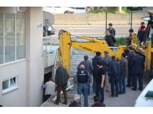 Cesedi Parçalayarak Varile Koyup Üstüne Beton Dökmüş