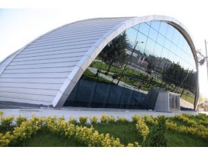 Yarı Olimpik Kapalı Yüzme Havuzu Hizmete Hazırlanıyor