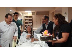İlk Doğum Gününü Hastanede Kutladı