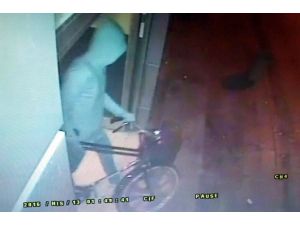 Kapüşonlu Bisiklet Hırsızı Kameraya Yakalandı