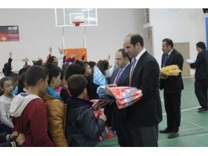 Karaman’da Öğrencilere Spor Malzemesi Dağıtıldı