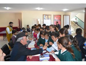 Manavgat'ta öğrenciler birlikte kitap okumak için yazarlarla buluştu
