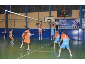 Bozüyük Belediyesi Kurumlar Arası Voleybol Turnuvası’nda Finale Yaklaşıldı