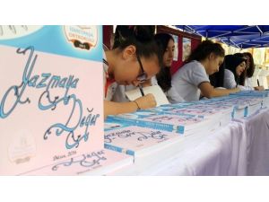 Genç Yazarlar Kitaplarını İmzaladı