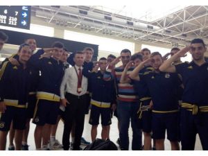 Fenerbahçe U17 Takımı Futbolcularından, Uçağını Kaçıran Askere Büyük Jest