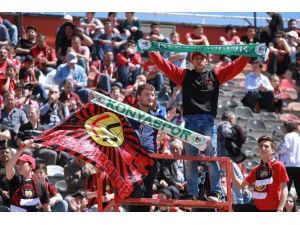 Eskişehirspor - Konyaspor Tribünlerinden Renkli Görüntüler