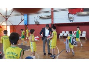 Başkan Yemenici’den Basket Severlere Top Jesti