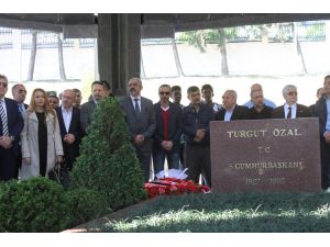 Turgut Özal, mezarı başında anıldı