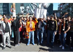 Galatasaraylı Taraftarlardan İstifa Çağrısı
