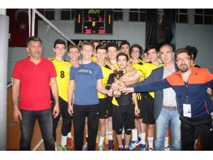 Süleymanpaşa Belediyesi Erkek Voleybol Takımı İl Şampiyonu