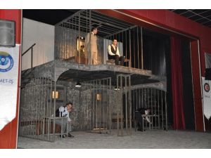 ‘Yaslıada’ Adlı Tiyatro Oyunu İzleyiciler Tarafından Tam Not Aldı