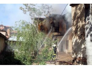 İki Katlı Ev Sobadan Çıkan Yangında Kül Oldu