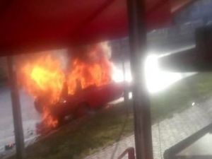 Alev Alan Otomobilin Patlamaları Saniye Saniye Kaydedildi