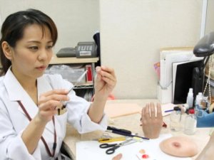 Japon Kadın Yakuza Sayesinde "Serçme Parmak Uzmanı" Oldu