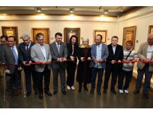Zeytinburnu’nda ’Hürmet’ İsimli Tezhip Sergisi Açıldı