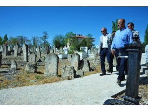 Çalışkan, Kazalpa Mezarlığındaki Çalışmaları Yerinde İnceledi