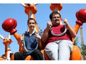 Engelli Çocukların Lunapark Keyfi