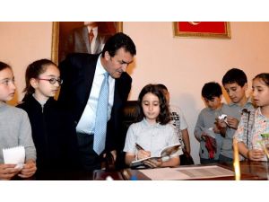 Başkan Dündar, Koltuğunu Çocuklara Bıraktı