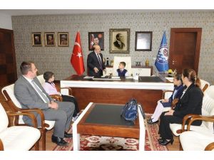 Trabzon’da Çocuk Vali Ve Belediye Başkanları Makamlarına Oturdu