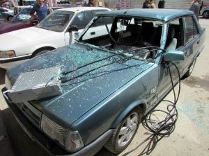 Baz İstasyonundan Kopan Parça Park Halindeki Otomobilin Üzerine Düştü