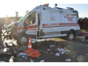 Ambulans İle Otomobil Çarpıştı: 2 Ölü, 3 Yaralı