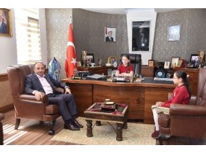 Kartepe Belediyesi Başkanlık Koltuğu Minik Ebru’ya Emanet