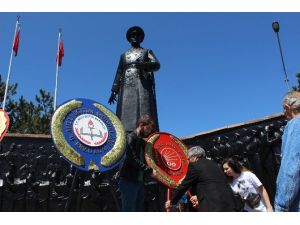 Erzurum CHP İl Başkanlığından Atatürk Anıtına Çelenk