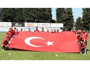 Galatasaraylı Futbolculardan 23 Nisan Pozu