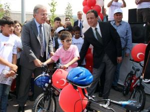 Şahin, Karabük’te Öğrencilere Bisiklet Dağıttı