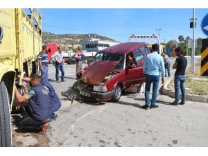 Otomobil Kamyonun Altına Girdi: 2 Yaralı