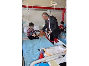Prof. Dr. Çomaklı Tedavi Gören Çocukları Ziyaret Etti
