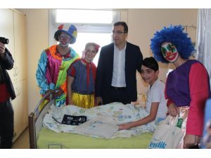 Hastanedeki çocukların 23 Nisan sevinci