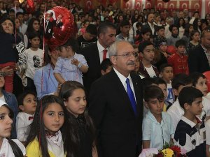 Kılıçdaroğlu, TBMM'de çocuklarla bir araya geldi
