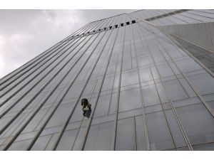 'Örümcek Adam', Kazakistan’ın en yüksek binasına tırmandı